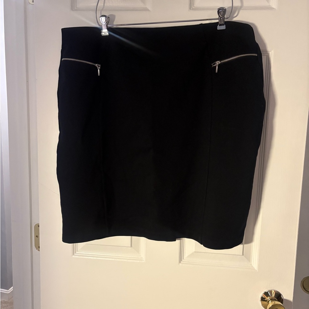 Roz & Ali Elegant Black Pencil Skirt with Zipper Accents